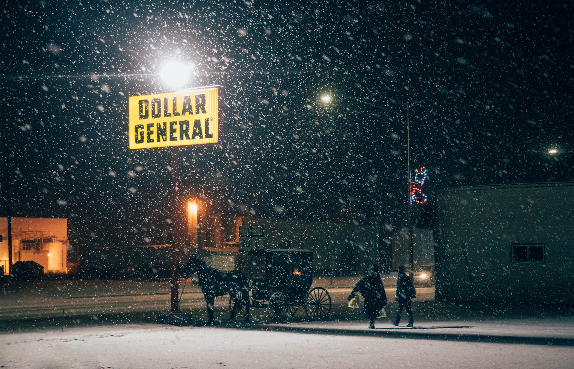 amish-horse-and-carriage-snowing-dollar-general-4655