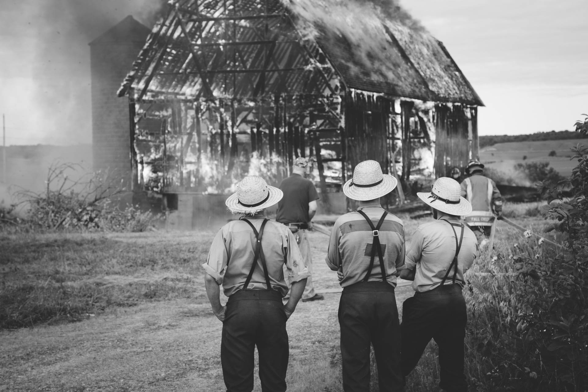 amish-men-watching-barn-burn-fall-creek-wi-6097