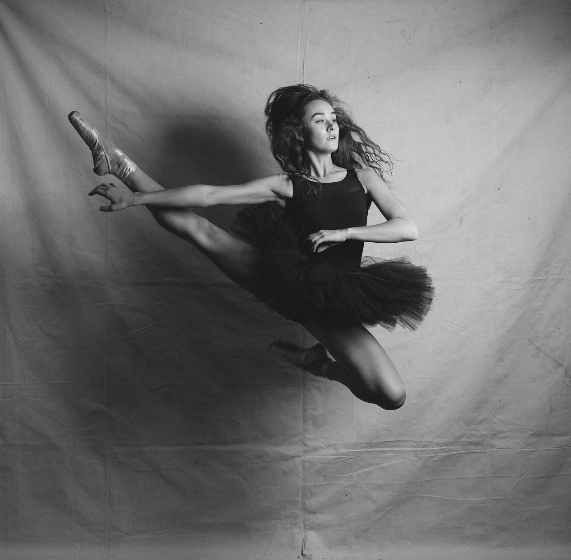 aurora-ballerina-portrait-leap-black-0997.JPG