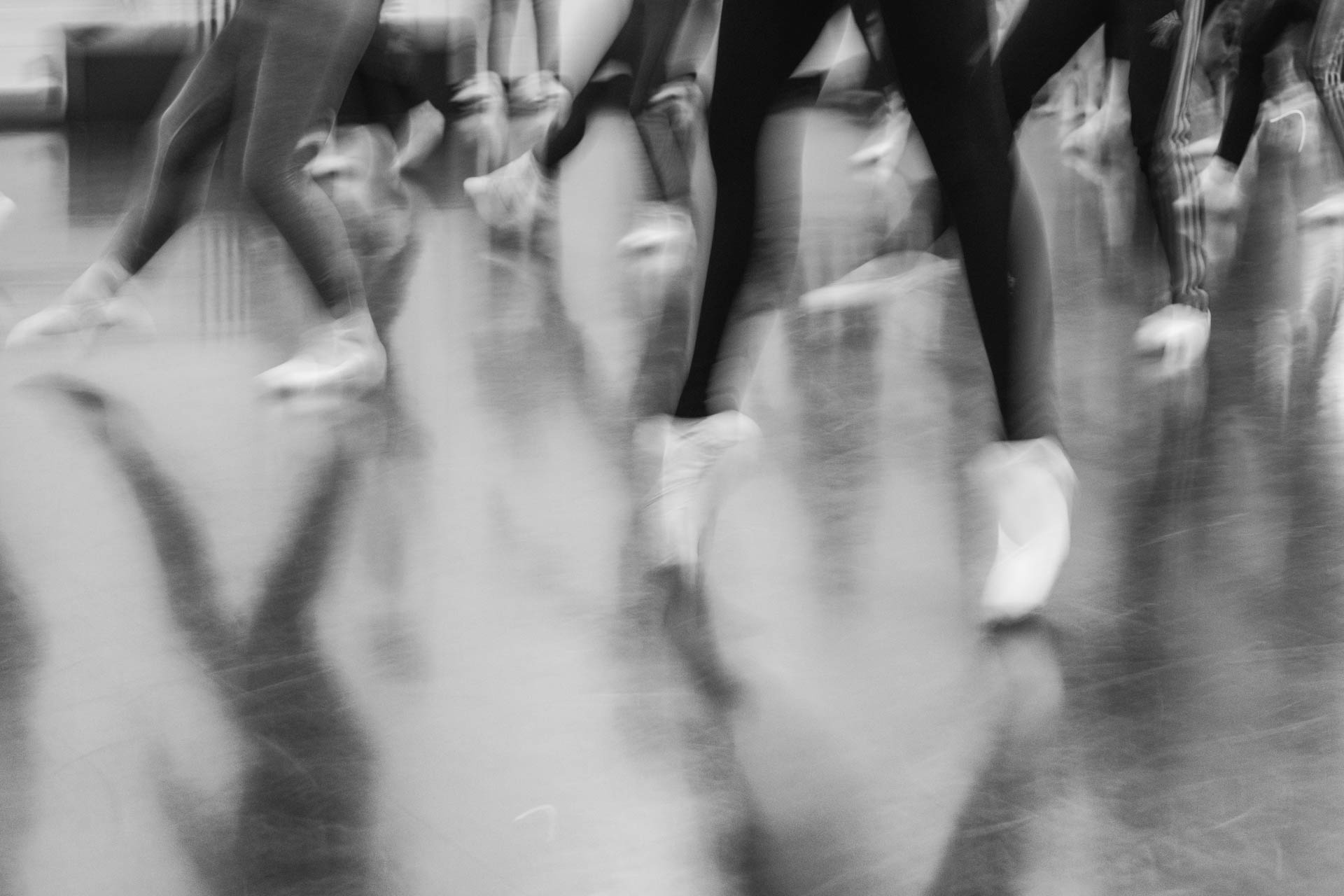 ballerina-feet-in-motion-pointe-0238