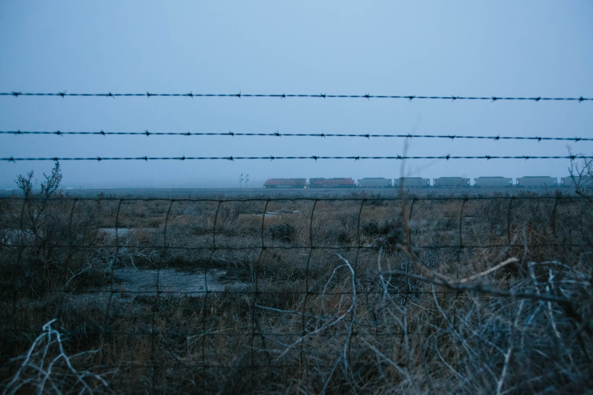 barb-wire-fence-coal-train-dawn-national-grasslands-wright-wy-6383