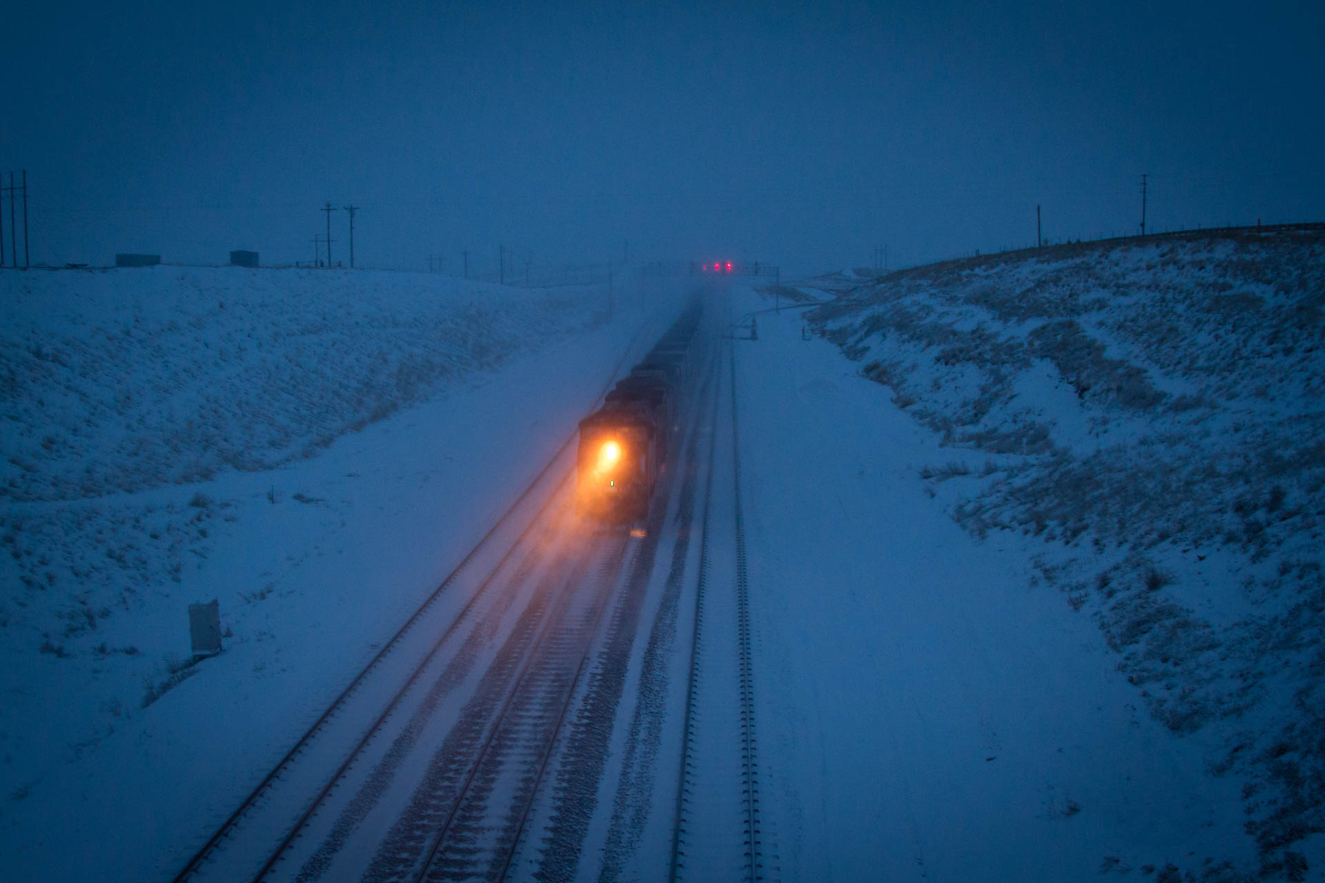 bnsf_coal_train_early_dawn_snowy_prb_eb