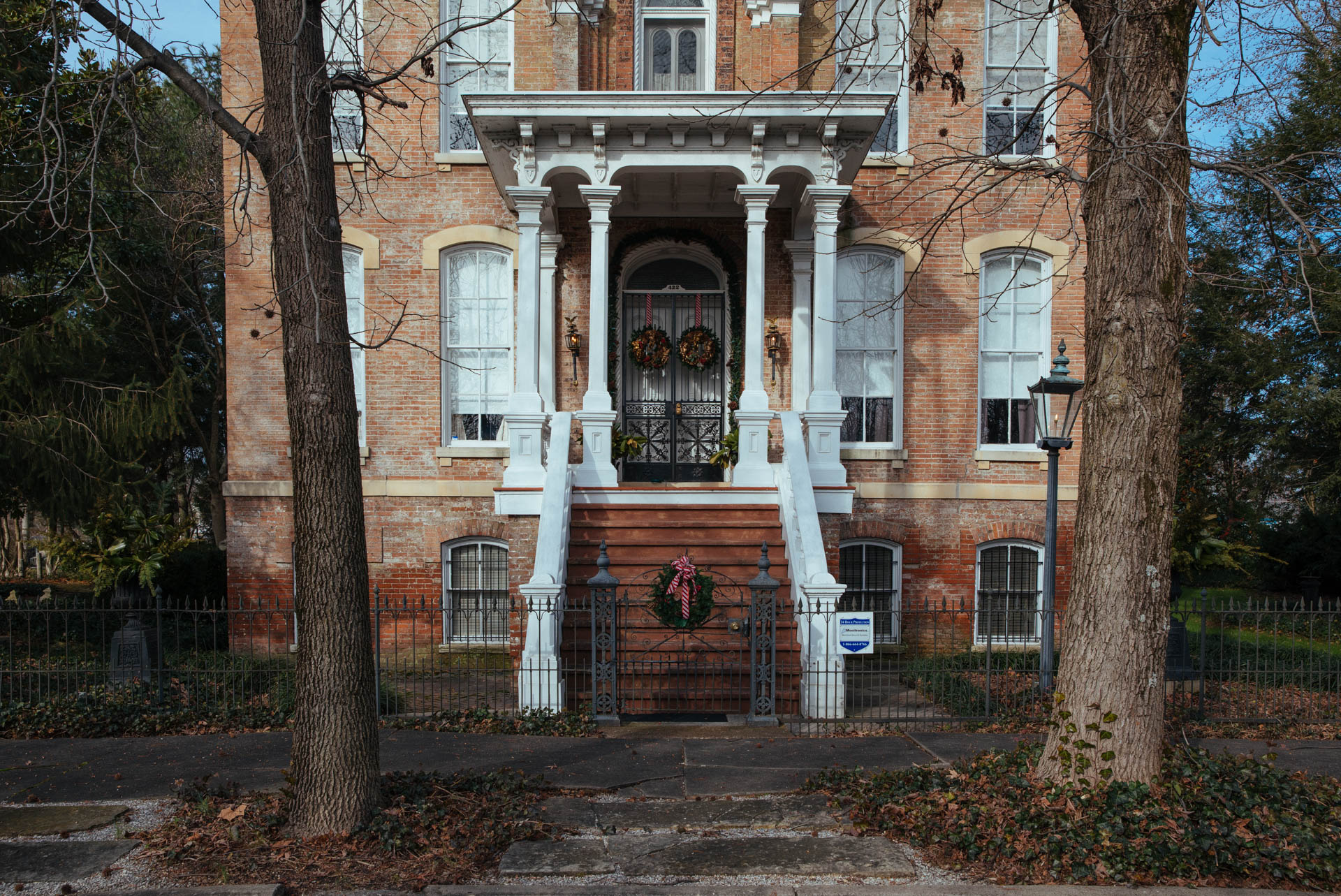 christmas-mansion-cairo-illinois-travis-dewitz-1369.JPG