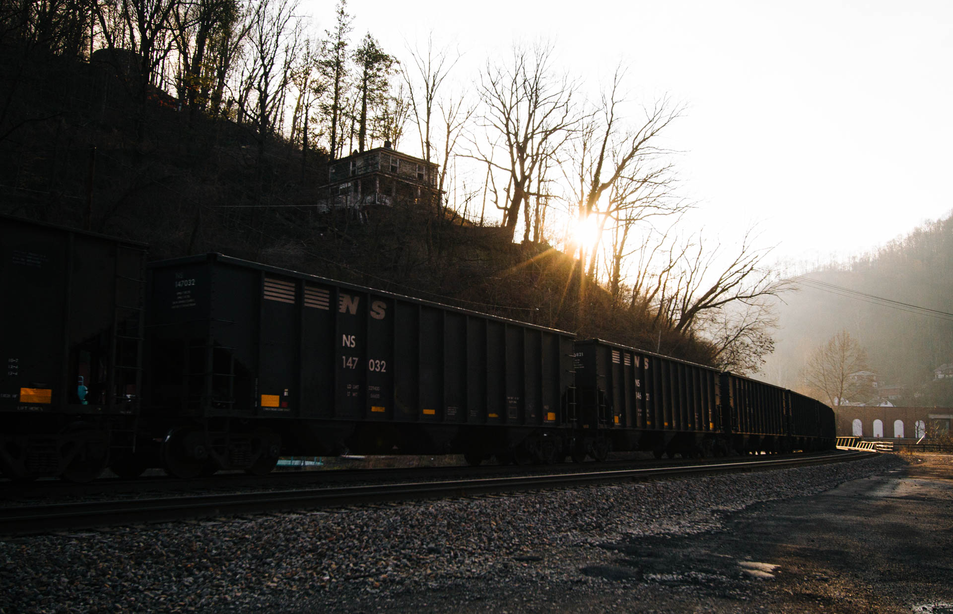 coal-train-curving-around-mountain-northfork-wv-1809.JPG