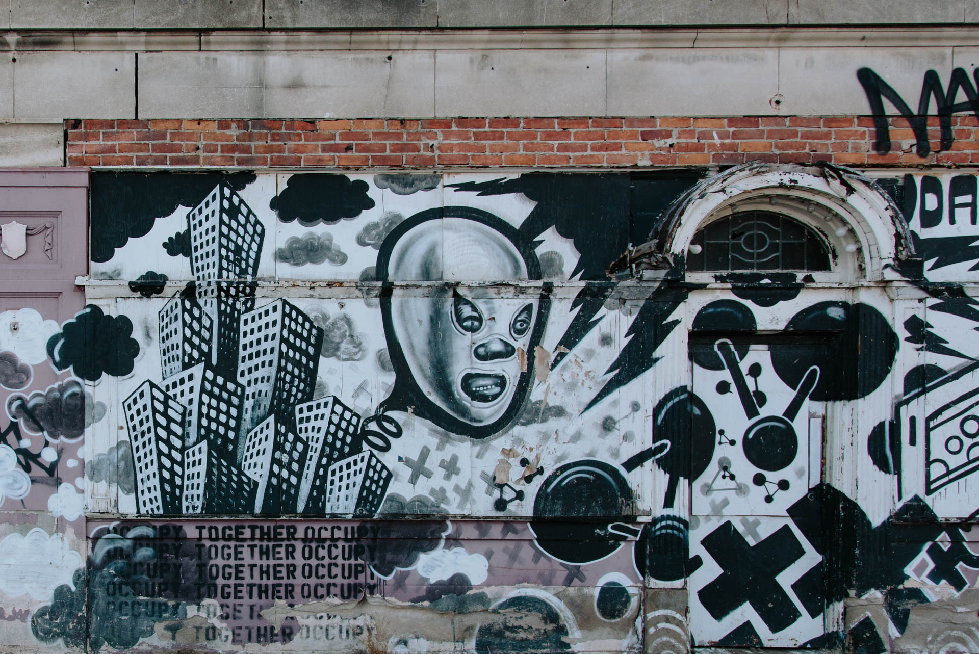 detroit-graffiti-masked-super-hero
