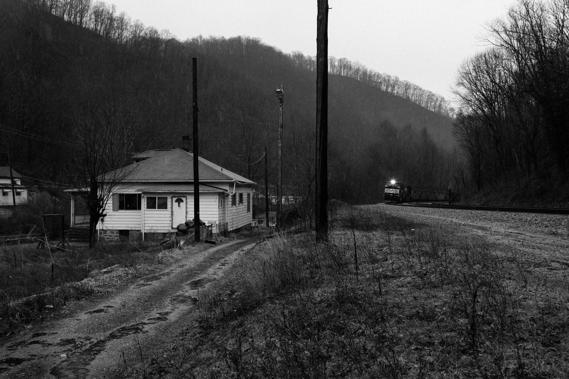 dreary-day-norfolk-southern-railroad-white-house-mountains-powhatan-wv-1520.JPG