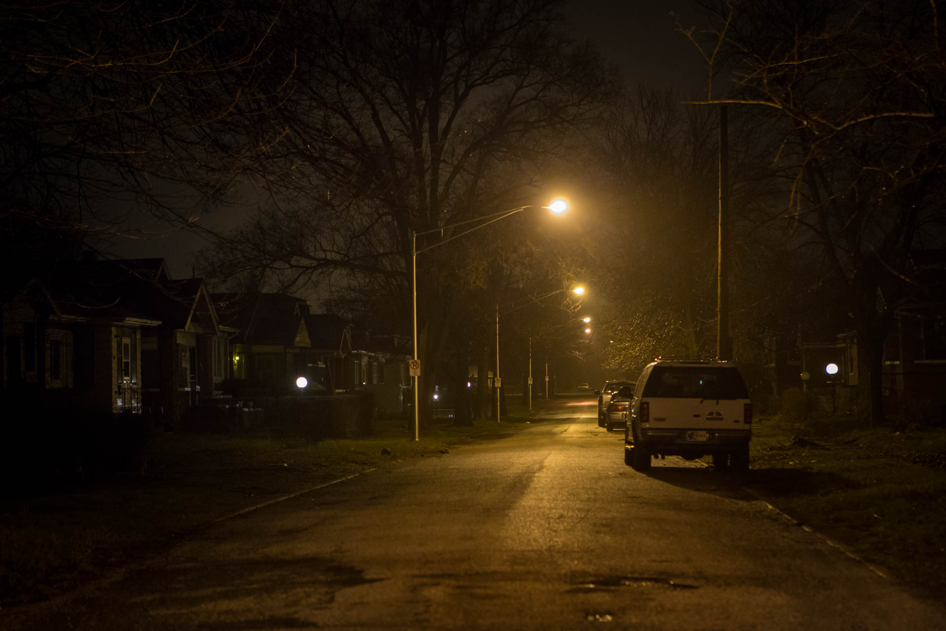 eerie-street-lamp-glow-night-gary-in-5851
