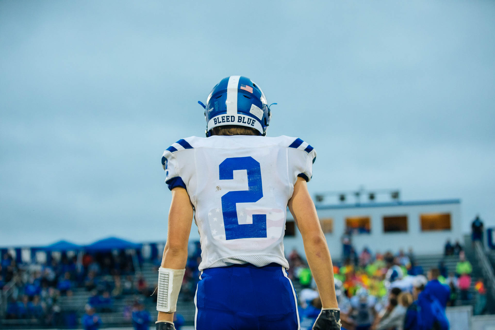 football-player-back-mondovi-high-school-football-travis-dewitz-6026.JPG