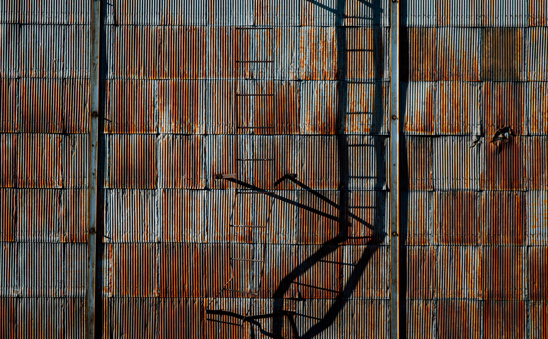 grain-elevator-rusted-steel-building-alliance-nebraska-travis-dewitz-0938.JPG