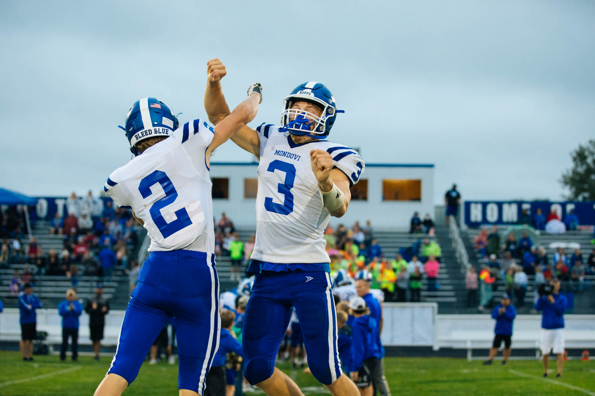 jumpinghigh-five-mondovi-high-school-football-travis-dewitz-6030.JPG