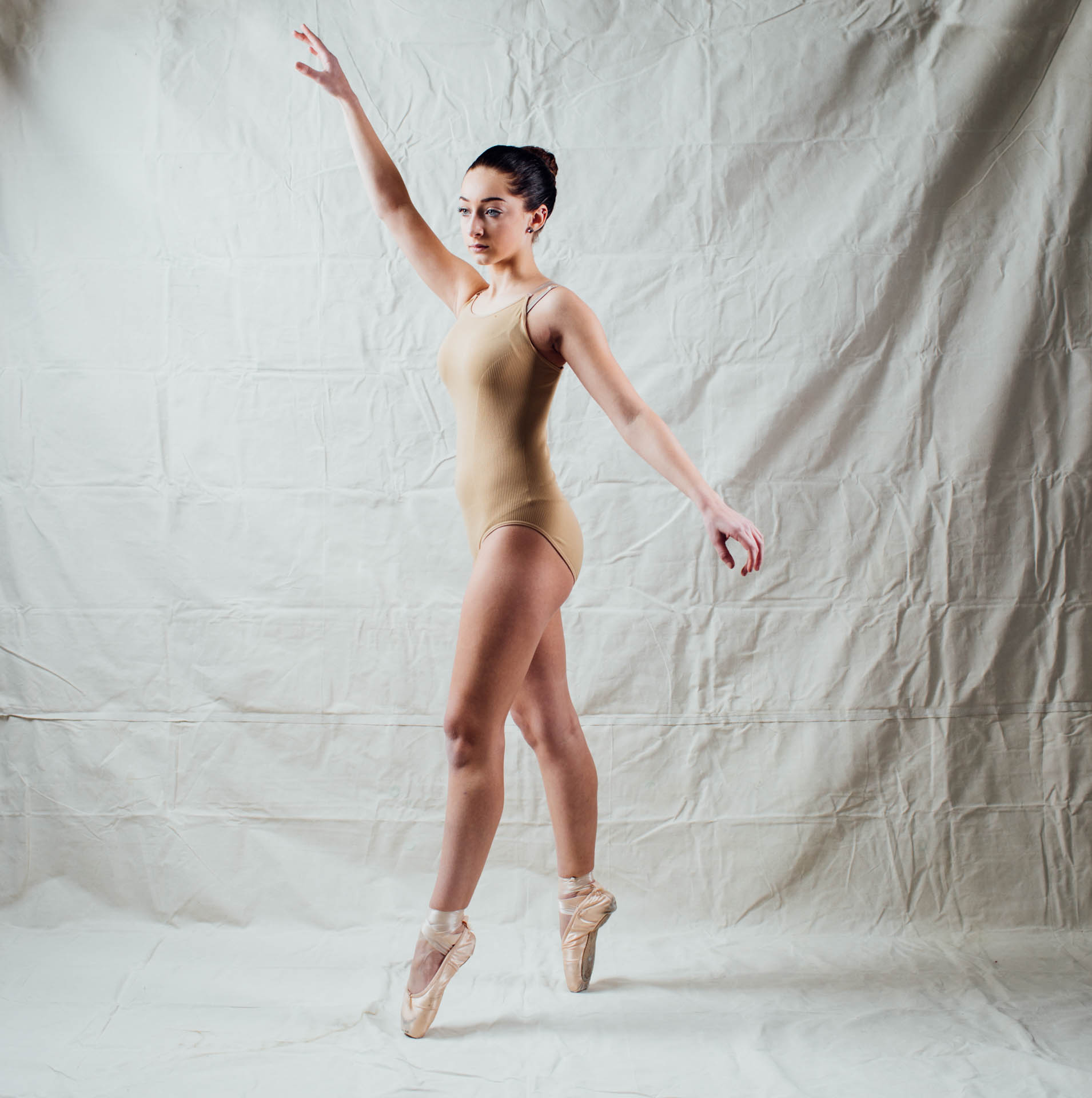 kyliah-ballerina-on-pointe-in-golden-light-9849b