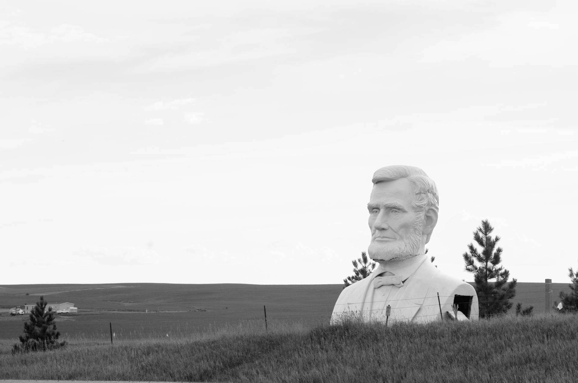 large-lincoln-statue-roadside-in-bakken