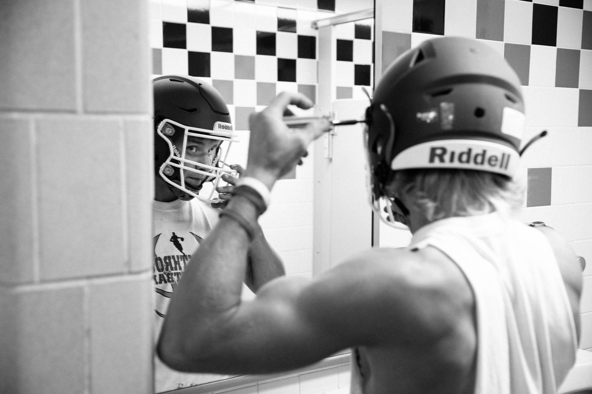 locker-room-riddell-helmet-adjustment--mondovi-high-school-football-travis-dewitz-9936.JPG