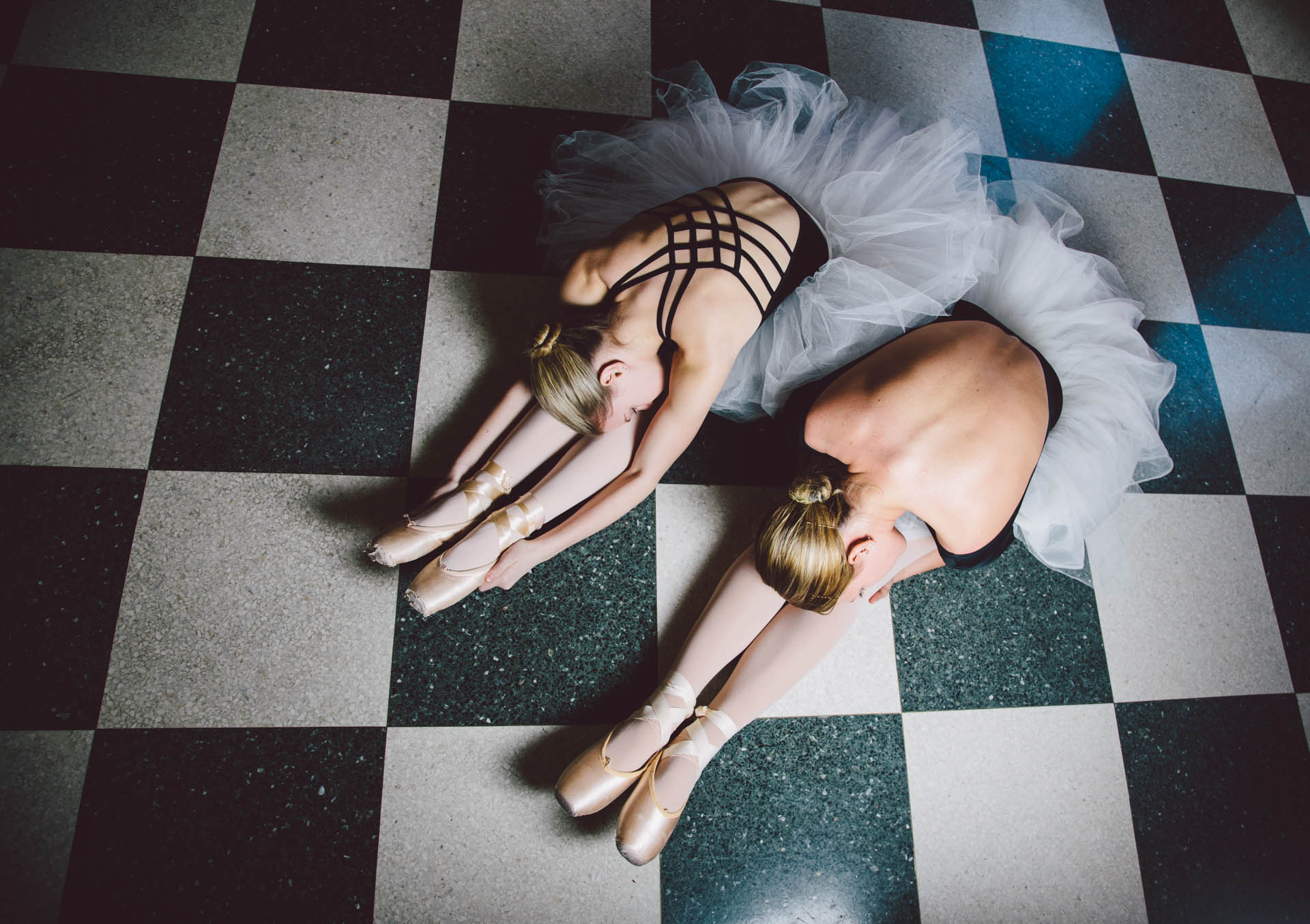 luisa-jenika-ballerinas-tutus-backs-laying-on-checkered-floor-9672