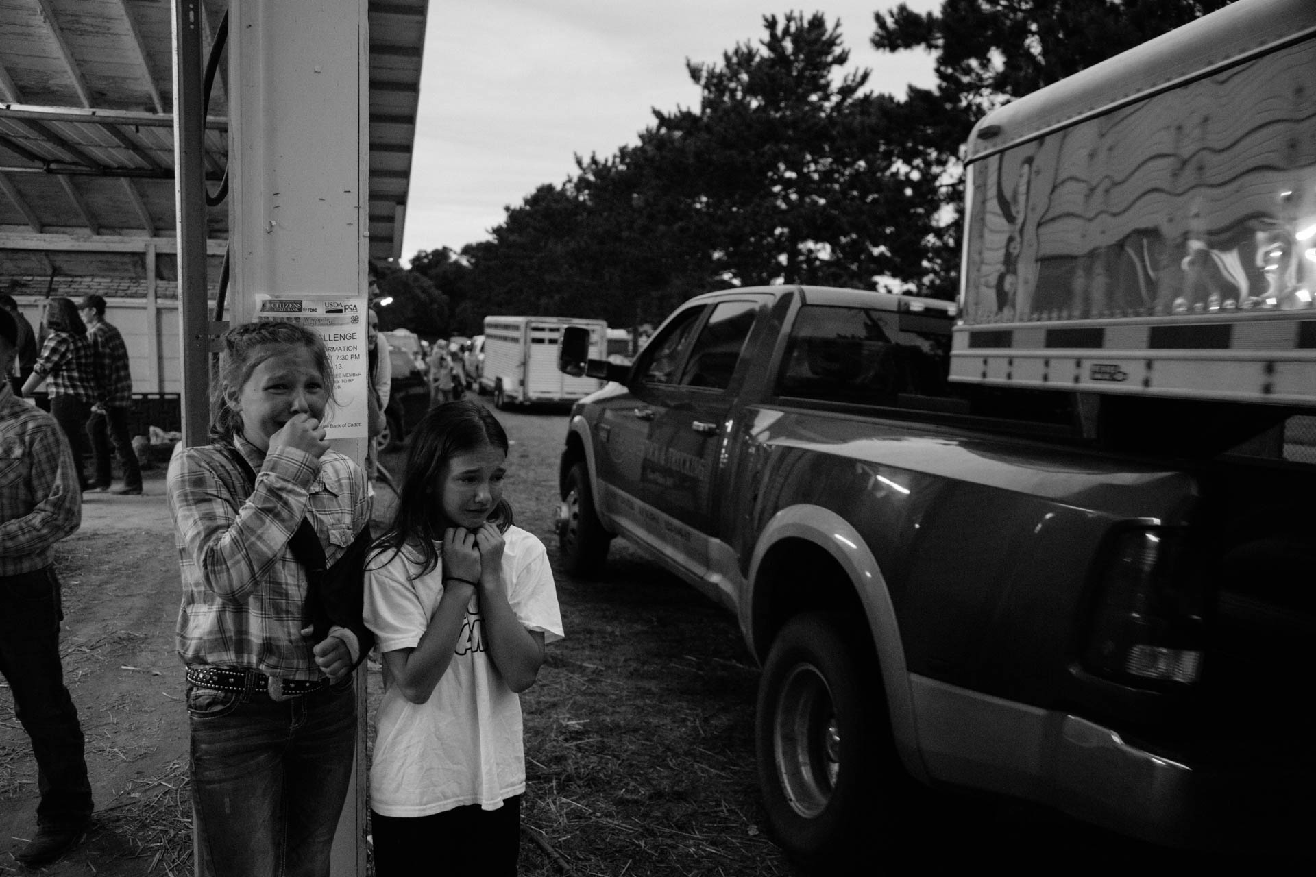 northern-wisconsin-state-fair-cattle-trucks-leave-crying-girls-watch