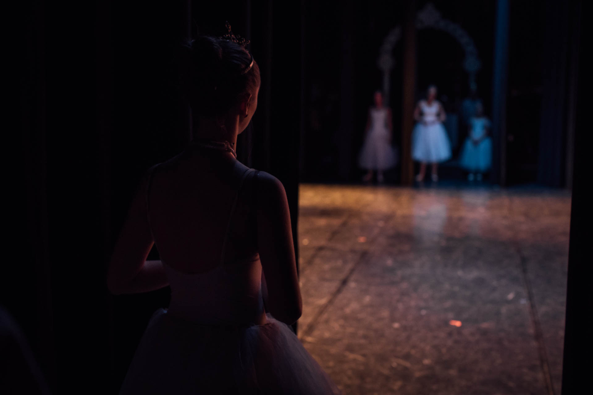 nutcracker-ballerinas-behind-curtain-3420