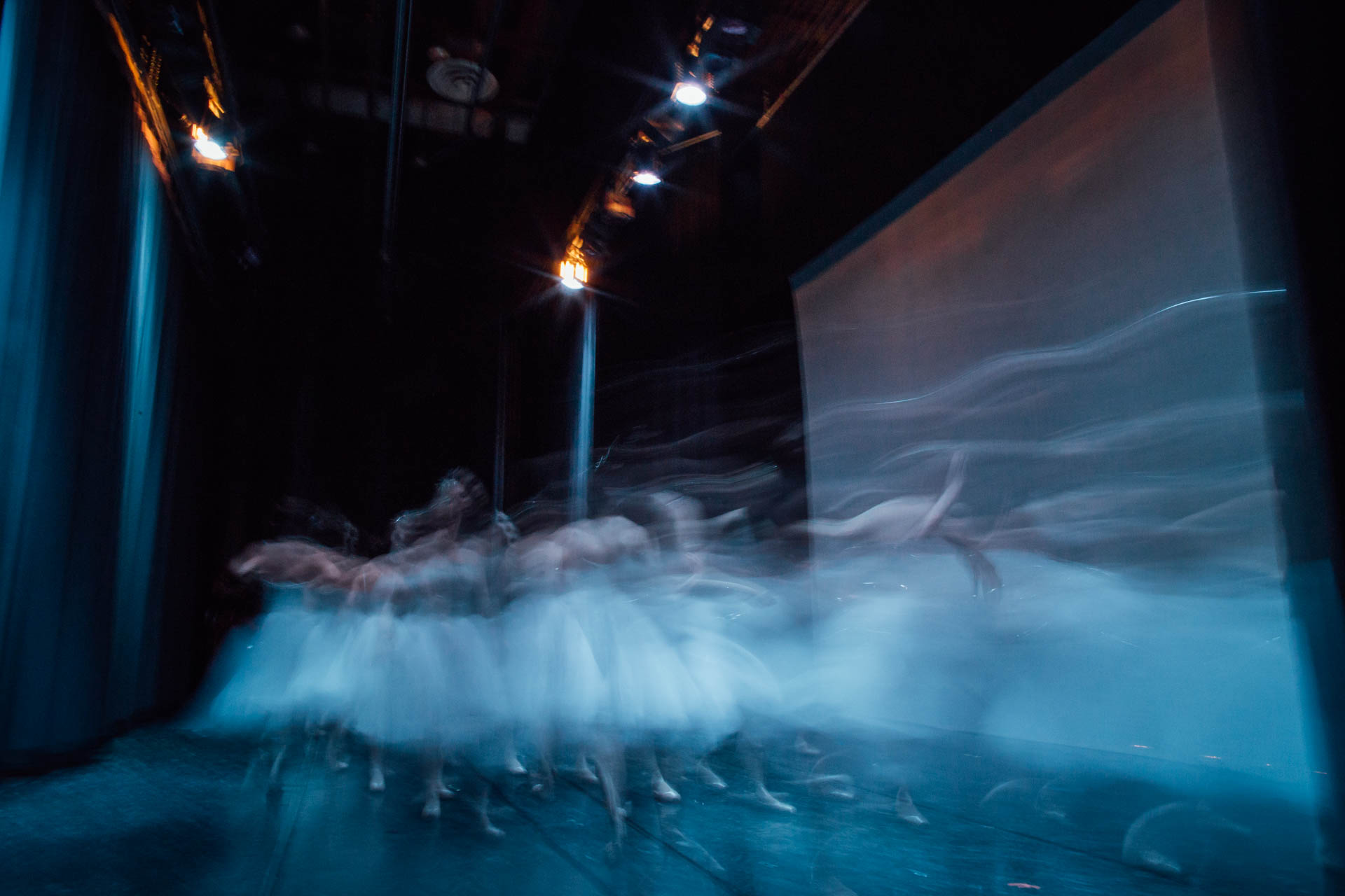 nutcracker-ballet-snowflakes-rushing-off-stage-7576