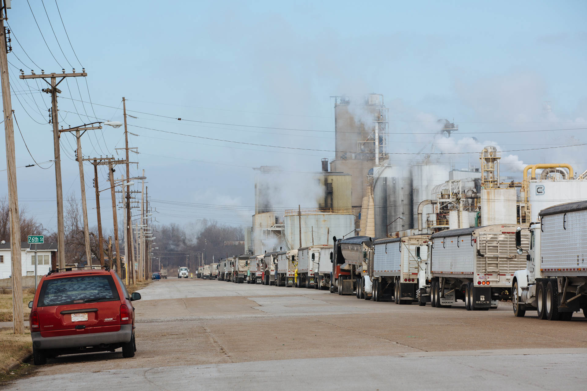 semi-trucks-waiting-grain-processing-plant-cairo-illinois-travis-dewitz-4252.JPG