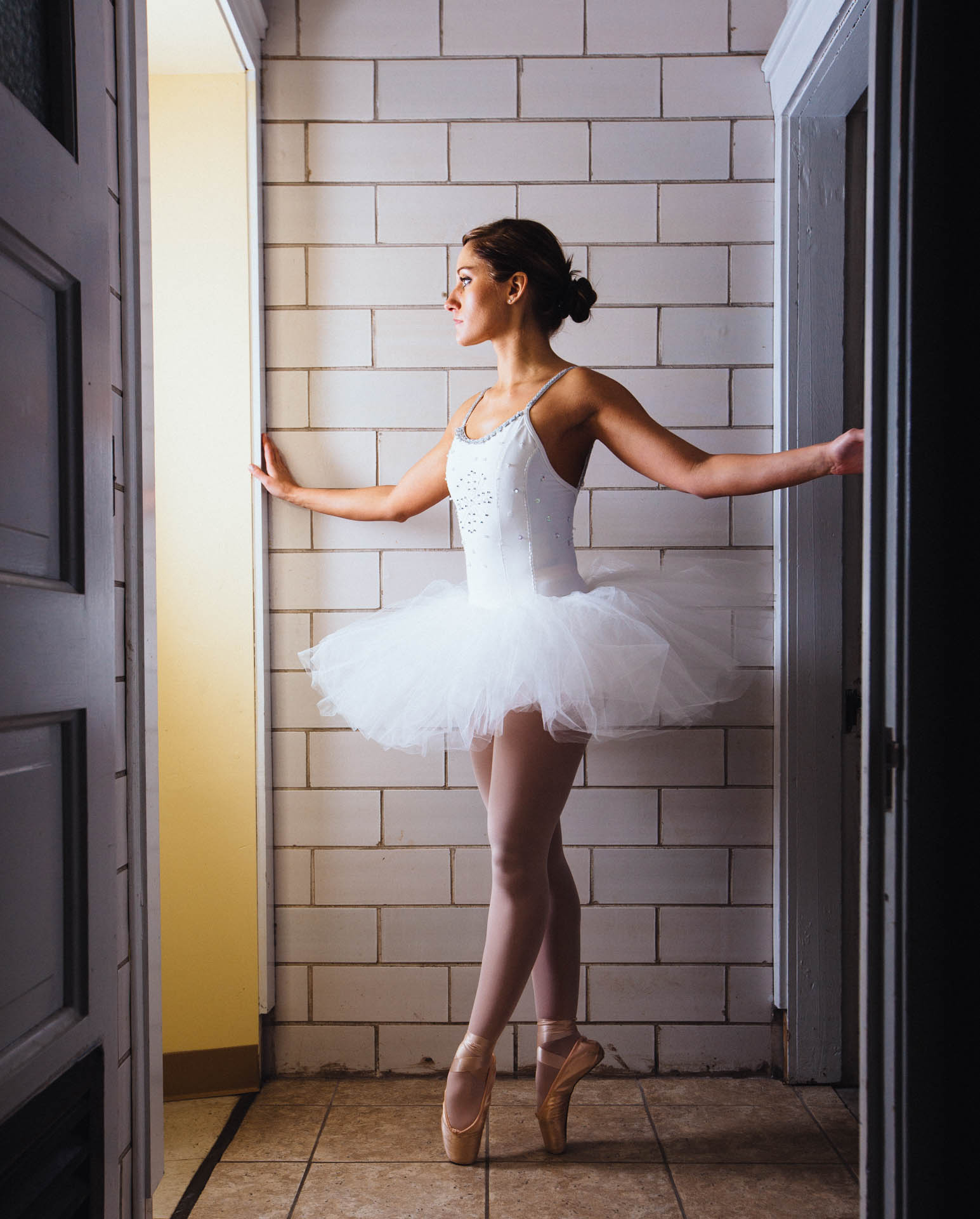 shannon-ballerina-on-pointe-white-tutu-gaze-0679