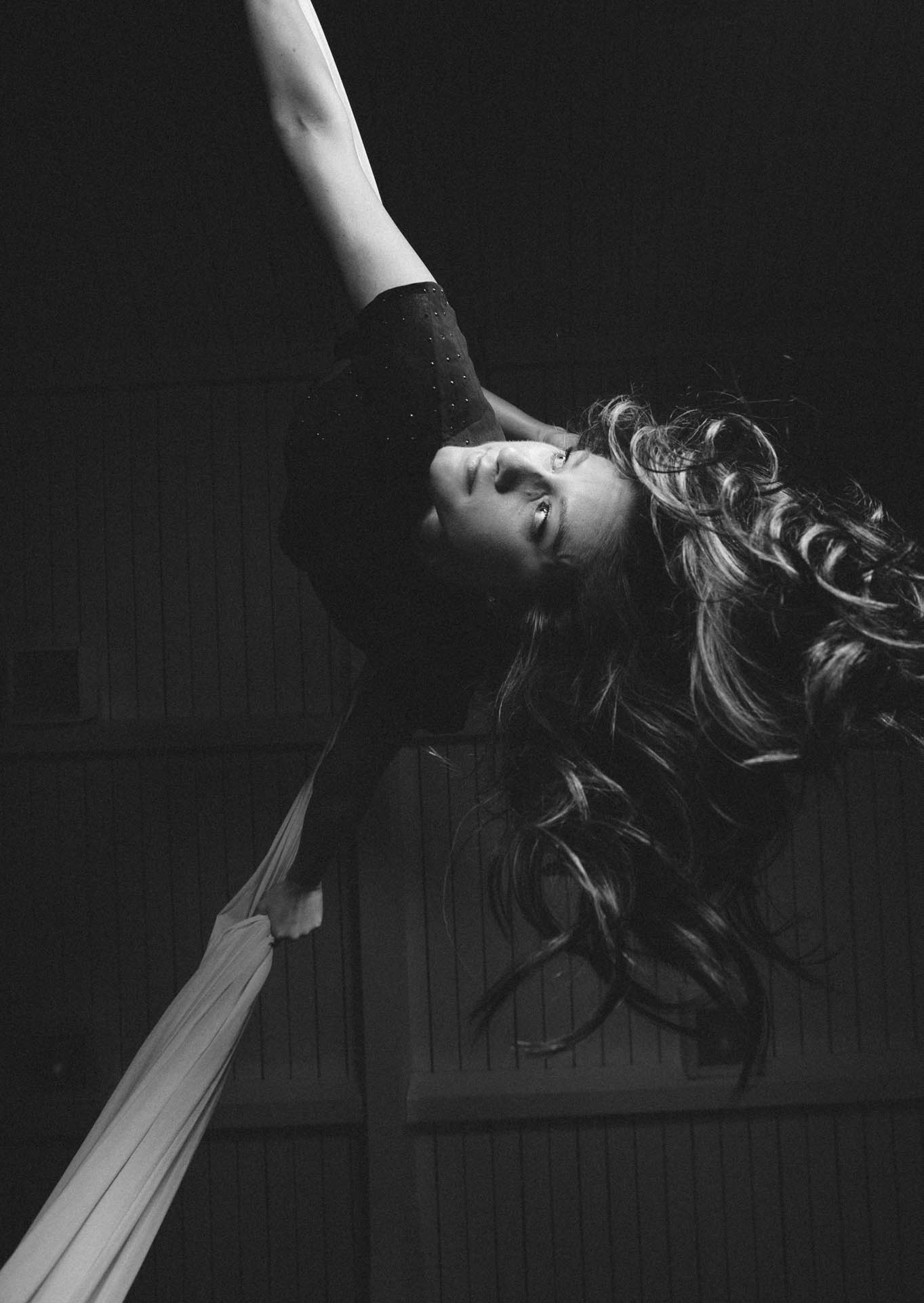 shannon-ballerina-upside-down-on-ropes-hair-0457